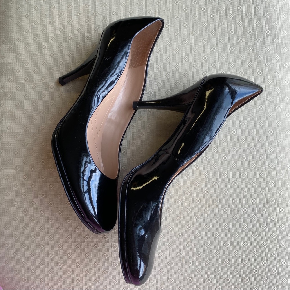 Tahari black pumps